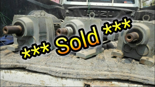 **** Sold **** มอเตอร์เกียร์ SEW Eurodrive 1 HP. 380V. ทด 1:35 ความเร็วรอบ 39 RPM. มี 5 ตัว สภาพใหม่ บางตัวยังไม่ได้ใช้งาน!!