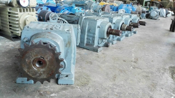 **** Sold **** มอเตอร์เกียร์ SEW Eurodrive 1 HP. 380V. ทด 1:35 ความเร็วรอบ 39 RPM. มี 5 ตัว สภาพใหม่ บางตัวยังไม่ได้ใช้งาน!!