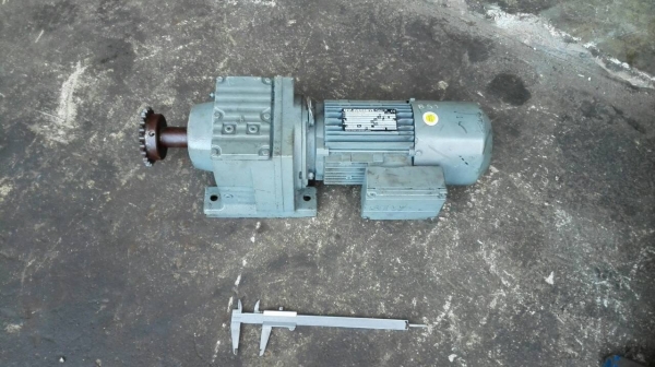====== Sold Out!! ====== มอเตอร์เกียร์ SEW Eurodrive 1 HP. 380V. มีเบรคในตัว อัตราทด 1:27 สภาพใหม่คล้ายป้ายแดง 089-2499-123 นครปฐม