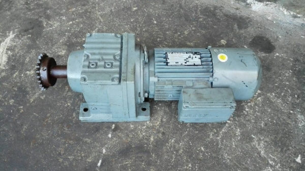 ====== Sold Out!! ====== มอเตอร์เกียร์ SEW Eurodrive 1 HP. 380V. มีเบรคในตัว อัตราทด 1:27 สภาพใหม่คล้ายป้ายแดง 089-2499-123 นครปฐม