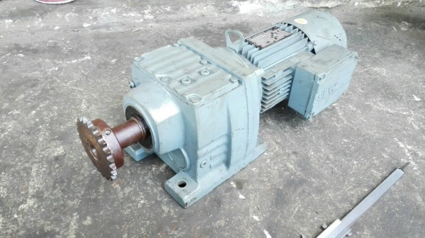 ====== Sold Out!! ====== มอเตอร์เกียร์ SEW Eurodrive 1 HP. 380V. มีเบรคในตัว อัตราทด 1:27 สภาพใหม่คล้ายป้ายแดง 089-2499-123 นครปฐม