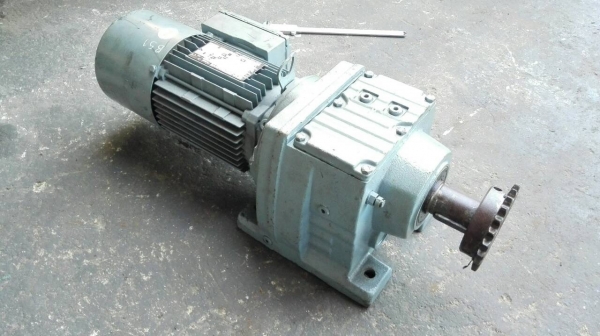 ====== Sold Out!! ====== มอเตอร์เกียร์ SEW Eurodrive 1 HP. 380V. มีเบรคในตัว อัตราทด 1:27 สภาพใหม่คล้ายป้ายแดง 089-2499-123 นครปฐม