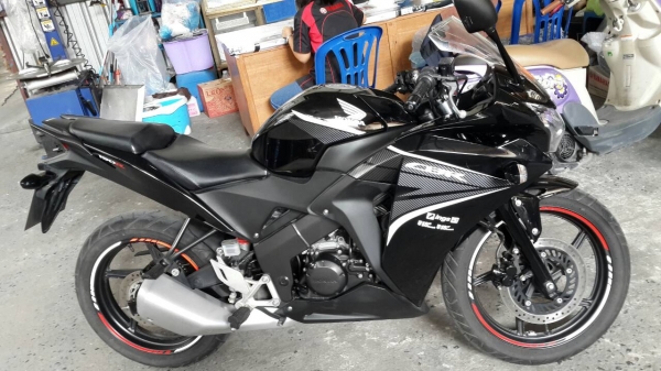 HONDA CBR 150 i ปี 57 สภาพสวยมากๆ,วิ่งน้อย 4 พันกว่าโล,ไม่มีรอยล้ม เอกสารพร้อมโอน