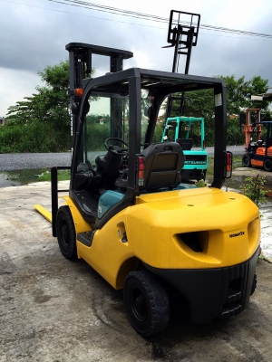 ขายรถ FORKLIFT ยี่ห้อ KOMATSU ขนาด2.5ตัน เครื่องยนต์ดีเซล เกียร์ธรรมดา ยกสุง4เมตร