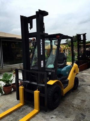 ขายรถ FORKLIFT ยี่ห้อ KOMATSU ขนาด2.5ตัน เครื่องยนต์ดีเซล เกียร์ธรรมดา ยกสุง4เมตร