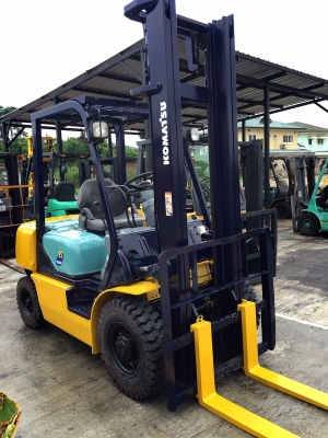 ขายรถ FORKLIFT ยี่ห้อ KOMATSU ขนาด2.5ตัน เครื่องยนต์ดีเซล เกียร์ธรรมดา ยกสุง4เมตร