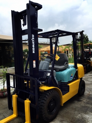ขายรถ FORKLIFT ยี่ห้อ KOMATSU ขนาด2.5ตัน เครื่องยนต์ดีเซล เกียร์ธรรมดา ยกสุง4เมตร