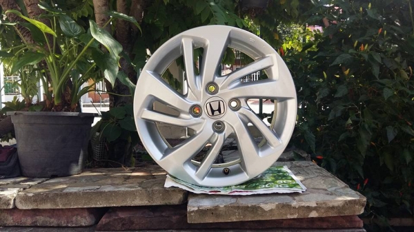 ขายล้อแม็กป้ายแดง jazz 15" สีเดิม สนใจติดต่อเล็กคลองสามครับ 081-3747940