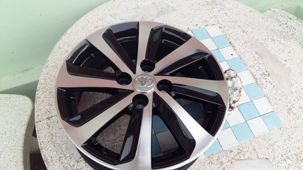 ขายล้อแม็ก new vios/yaris 15" สีดำหน้าเงา สนใจติดต่อเล็กคลองสามครับ 081-3747940