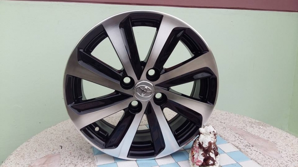 ขายล้อแม็ก new vios/yaris 15" สีดำหน้าเงา สนใจติดต่อเล็กคลองสามครับ 081-3747940