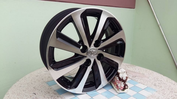 ขายล้อแม็ก new vios/yaris 15" สีดำหน้าเงา สนใจติดต่อเล็กคลองสามครับ 081-3747940
