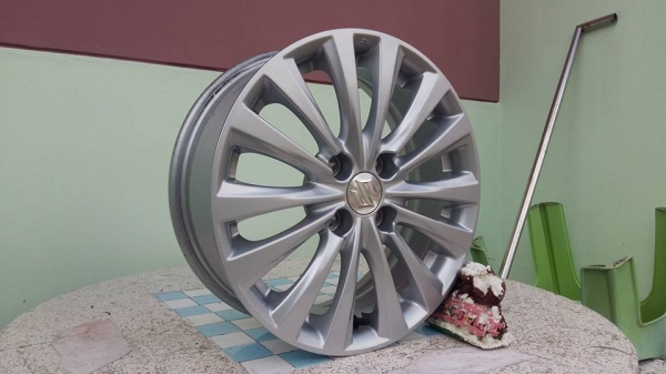 ขายล้อแม็กป้ายแดง suzuki ciaz 15" สนใจติดต่อเล็กคลองสามครับ 081-3747940
