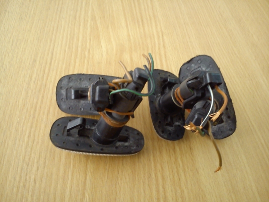 ไฟเลี้ยวแก้มสีขาวของรถ CHEVROLET ซาฟีร่า