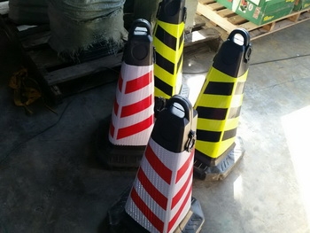 ขาย กรวยจราจร สะท้อนแสง ของใหม่นำเข้า สูง 70 ซม ฐานกว้าง 33x33 ซม ขาย กรวยจราจร สะท้อนแสง ของใหม่นำเข้า สูง 70 ซม ฐานกว้าง 33x33 ซม