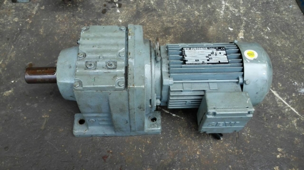 Sale>> มอเตอร์เกียร์ SEW Eurodrive 1 HP. 380V.อัตราทด 1:35 สภาพใหม่คล้ายป้ายแดง มี 5 ตัว. 089-2499-123 นครปฐม Sale>> มอเตอร์เกียร์ SEW Eurodrive 1 HP. 380V.อัตราทด 1:35 สภาพใหม่คล้ายป้ายแดง มี 5 ตัว. 089-2499-123 นครปฐม