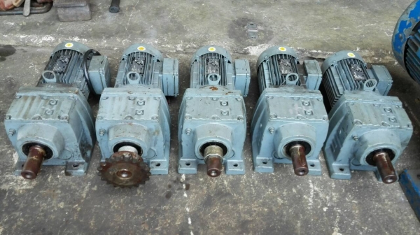 Sale>> มอเตอร์เกียร์ SEW Eurodrive 1 HP. 380V.อัตราทด 1:35 สภาพใหม่คล้ายป้ายแดง มี 5 ตัว. 089-2499-123 นครปฐม Sale>> มอเตอร์เกียร์ SEW Eurodrive 1 HP. 380V.อัตราทด 1:35 สภาพใหม่คล้ายป้ายแดง มี 5 ตัว. 089-2499-123 นครปฐม