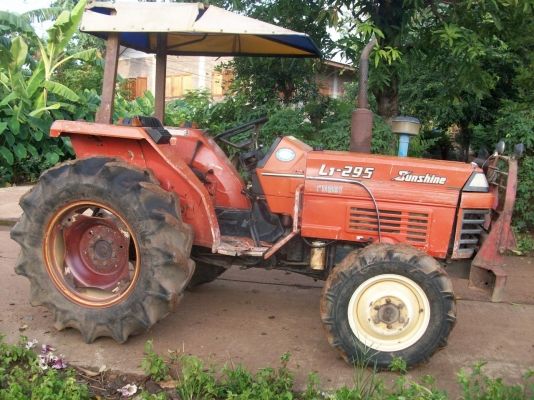 ขายรถไถสภาพสวยมาก 4x4  เก่านอก พร้อมใช้งาน พวงมาลัยเพาเวอร์