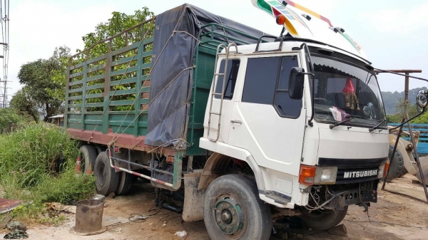 รถมิตซู 10 ล้อ หลังถนน FN516M  190 แรงม้า.   สนใจติดต่อ  081 - 6079515