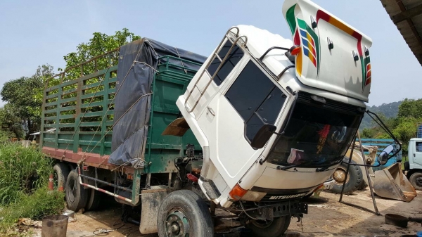 รถมิตซู 10 ล้อ หลังถนน FN516M  190 แรงม้า.   สนใจติดต่อ  081 - 6079515