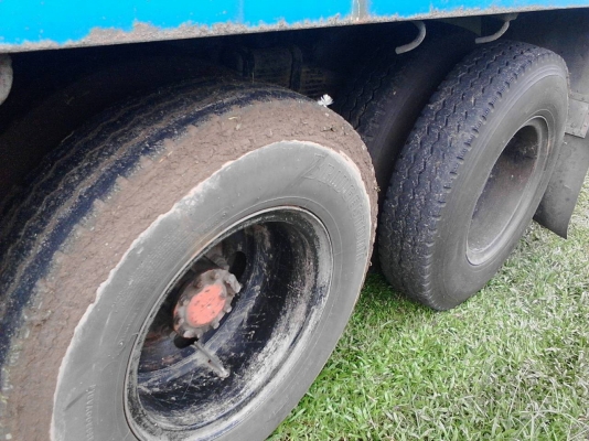 รถฮีโน่ 10 ล้อ หลังถนน ( ไม่ดั้ม )  FL3H  195 แรงม้า. ปี 39    สนใจติดต่อ   081 - 6079515