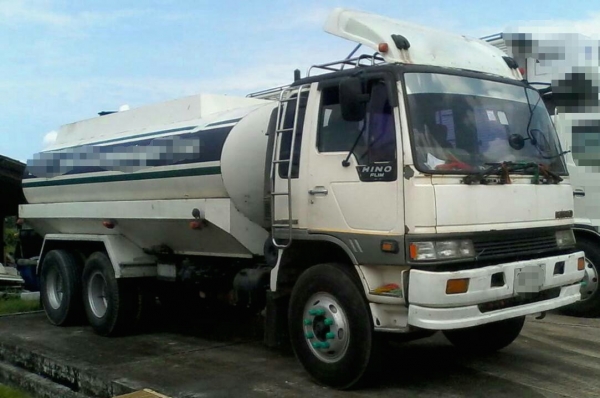 รถฮีโน่ 10 ล้อ บรรทุกน้ำ  FM1M  220 แรงม้า. ปี 36   สนใจติดต่อ  081 - 6079515