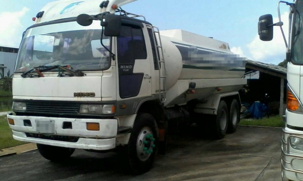 รถฮีโน่ 10 ล้อ บรรทุกน้ำ  FM1M  220 แรงม้า. ปี 36   สนใจติดต่อ  081 - 6079515