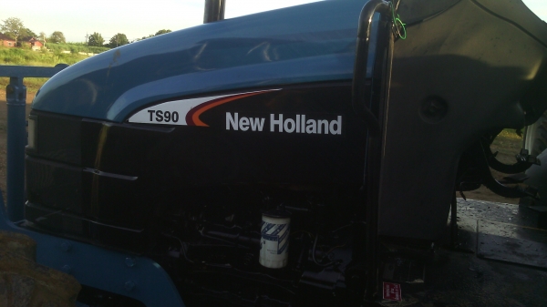 ขายรถไถFORD  NEWHOLLAND  รุ่นTS90 ปี04กรองใหญ่เกียข้าง8x2เล่มพร้อมโอน