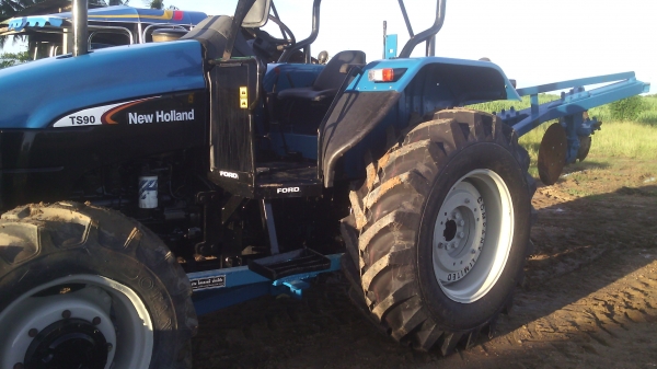 ขายรถไถFORD  NEWHOLLAND  รุ่นTS90 ปี04กรองใหญ่เกียข้าง8x2เล่มพร้อมโอน