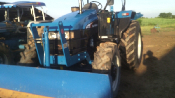 ขายรถไถFORD  NEWHOLLAND  รุ่นTS90 ปี04กรองใหญ่เกียข้าง8x2เล่มพร้อมโอน