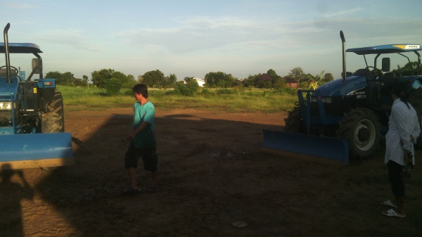 ขายรถไถFORD  NEWHOLLAND  รุ่นTS90 ปี04กรองใหญ่เกียข้าง8x2เล่มพร้อมโอน