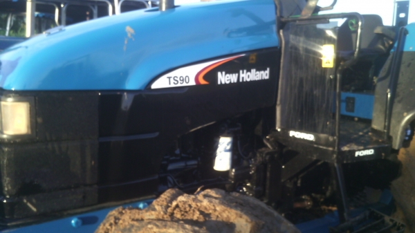 ขายรถไถFORD  NEWHOLLAND  รุ่นTS90 ปี04กรองใหญ่เกียข้าง8x2เล่มพร้อมโอน