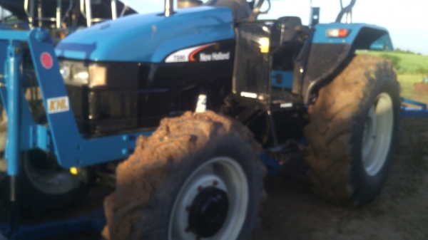 ขายรถไถFORD  NEWHOLLAND  รุ่นTS90 ปี04กรองใหญ่เกียข้าง8x2เล่มพร้อมโอน