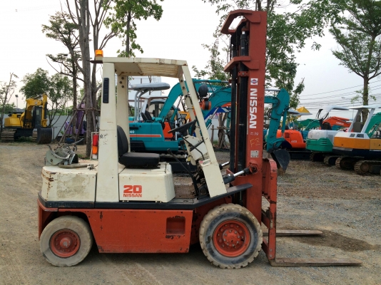 ขายรถยก NISSAN 2 ตัน เครื่องเบนซิน เสาสูง 4 เมตร ยางตัน ติดต่อ 086-775-7900 081-803-2073