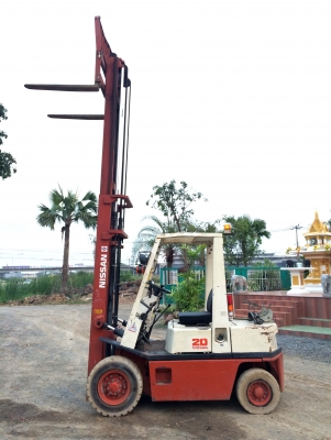 ขายรถยก NISSAN 2 ตัน เครื่องเบนซิน เสาสูง 4 เมตร ยางตัน ติดต่อ 086-775-7900 081-803-2073