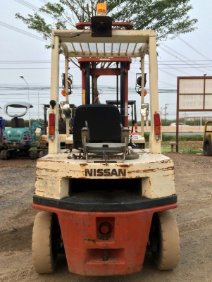 ขายรถยก NISSAN 2 ตัน เครื่องเบนซิน เสาสูง 4 เมตร ยางตัน ติดต่อ 086-775-7900 081-803-2073