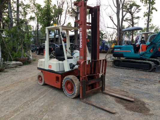 ขายรถยก NISSAN 2 ตัน เครื่องเบนซิน เสาสูง 4 เมตร ยางตัน ติดต่อ 086-775-7900 081-803-2073