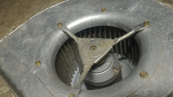 พัดลมโบเวอร์แบบกรงกระรอกตัวใหญ่ ยี่ห้อ  ebm ขนาด 450 W. จาก เยรมัน เป็นแบบมอเตอร์ซ่อนภายในโครงสร้างจูดศูนย์กลาง ( มีมาสองตัว)