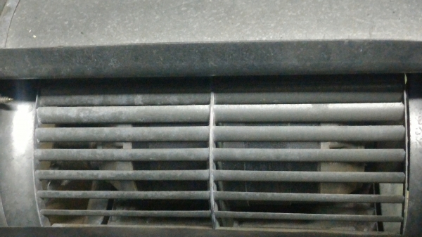 พัดลมโบเวอร์แบบกรงกระรอกตัวใหญ่ ยี่ห้อ  ebm ขนาด 450 W. จาก เยรมัน เป็นแบบมอเตอร์ซ่อนภายในโครงสร้างจูดศูนย์กลาง ( มีมาสองตัว)