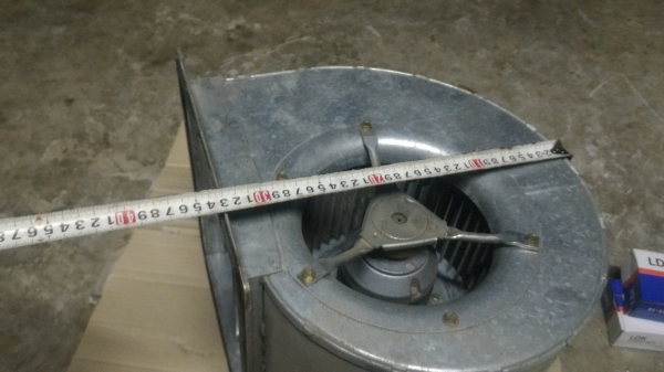 พัดลมโบเวอร์แบบกรงกระรอกตัวใหญ่ ยี่ห้อ  ebm ขนาด 450 W. จาก เยรมัน เป็นแบบมอเตอร์ซ่อนภายในโครงสร้างจูดศูนย์กลาง ( มีมาสองตัว)