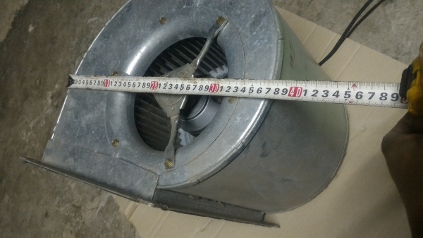 พัดลมโบเวอร์แบบกรงกระรอกตัวใหญ่ ยี่ห้อ  ebm ขนาด 450 W. จาก เยรมัน เป็นแบบมอเตอร์ซ่อนภายในโครงสร้างจูดศูนย์กลาง ( มีมาสองตัว)