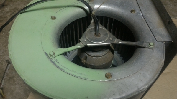 พัดลมโบเวอร์แบบกรงกระรอกตัวใหญ่ ยี่ห้อ  ebm ขนาด 450 W. จาก เยรมัน เป็นแบบมอเตอร์ซ่อนภายในโครงสร้างจูดศูนย์กลาง ( มีมาสองตัว)