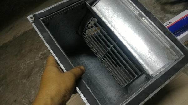 พัดลมโบเวอร์แบบกรงกระรอกตัวใหญ่ ยี่ห้อ  ebm ขนาด 450 W. จาก เยรมัน เป็นแบบมอเตอร์ซ่อนภายในโครงสร้างจูดศูนย์กลาง ( มีมาสองตัว)