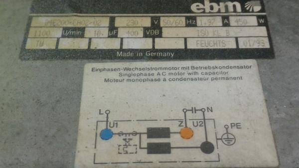 พัดลมโบเวอร์แบบกรงกระรอกตัวใหญ่ ยี่ห้อ  ebm ขนาด 450 W. จาก เยรมัน เป็นแบบมอเตอร์ซ่อนภายในโครงสร้างจูดศูนย์กลาง ( มีมาสองตัว)