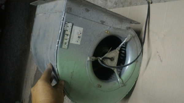 พัดลมโบเวอร์แบบกรงกระรอกตัวใหญ่ ยี่ห้อ  ebm ขนาด 450 W. จาก เยรมัน เป็นแบบมอเตอร์ซ่อนภายในโครงสร้างจูดศูนย์กลาง ( มีมาสองตัว)