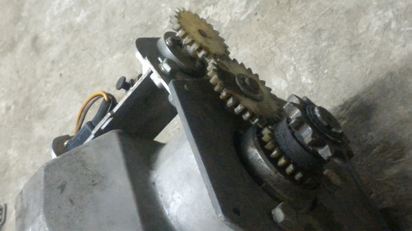 มอเตอร์ประตูม้วน YASKAWA จากญี่ปุ่น ขนาด 200 W. ใช้ไฟ 220 V. ต่อใช้งานได้เลยมีชุดรีเลย์ควบคุมที่ด้านหลังเรียบร้อย