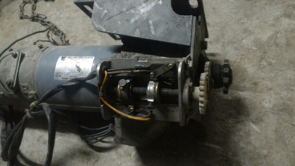 มอเตอร์ประตูม้วน YASKAWA จากญี่ปุ่น ขนาด 200 W. ใช้ไฟ 220 V. ต่อใช้งานได้เลยมีชุดรีเลย์ควบคุมที่ด้านหลังเรียบร้อย