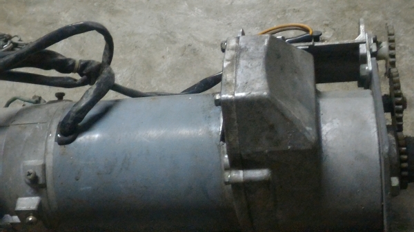 มอเตอร์ประตูม้วน YASKAWA จากญี่ปุ่น ขนาด 200 W. ใช้ไฟ 220 V. ต่อใช้งานได้เลยมีชุดรีเลย์ควบคุมที่ด้านหลังเรียบร้อย