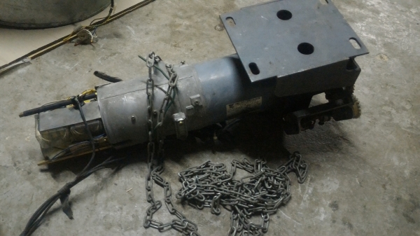 มอเตอร์ประตูม้วน YASKAWA จากญี่ปุ่น ขนาด 200 W. ใช้ไฟ 220 V. ต่อใช้งานได้เลยมีชุดรีเลย์ควบคุมที่ด้านหลังเรียบร้อย