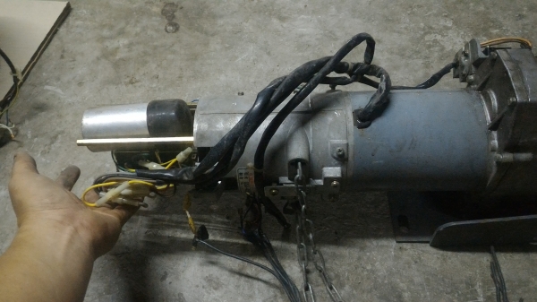 มอเตอร์ประตูม้วน YASKAWA จากญี่ปุ่น ขนาด 200 W. ใช้ไฟ 220 V. ต่อใช้งานได้เลยมีชุดรีเลย์ควบคุมที่ด้านหลังเรียบร้อย