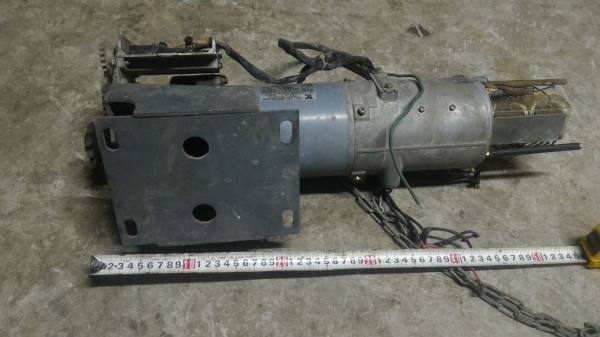 มอเตอร์ประตูม้วน YASKAWA จากญี่ปุ่น ขนาด 200 W. ใช้ไฟ 220 V. ต่อใช้งานได้เลยมีชุดรีเลย์ควบคุมที่ด้านหลังเรียบร้อย